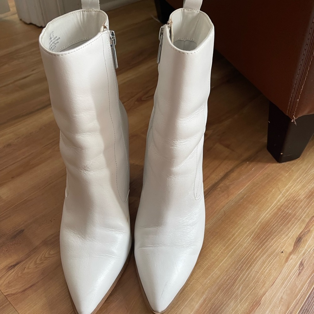 Bleeker & Bond Kailey white Booties